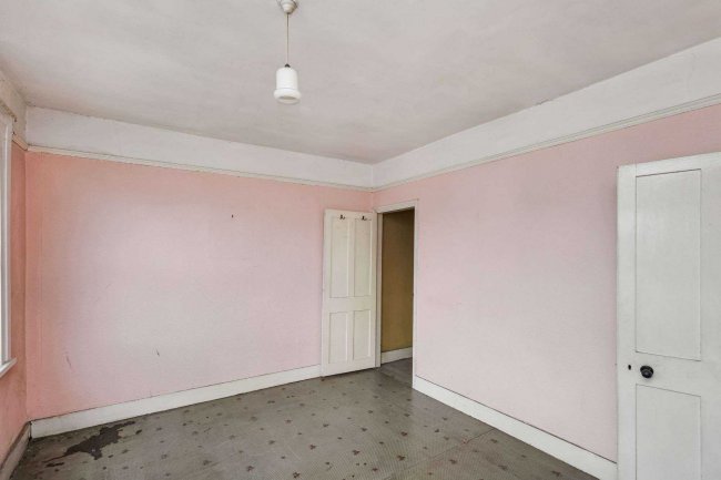 6 Tramway Avenue, Edmonton, N9 8PE 4