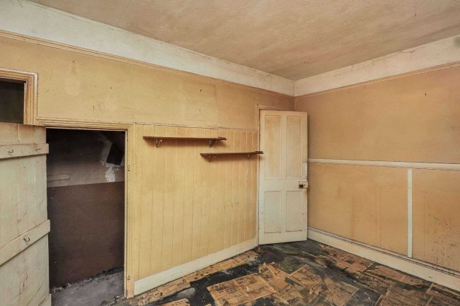 6 Tramway Avenue, Edmonton, N9 8PE 4