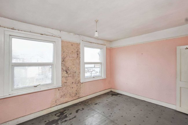 6 Tramway Avenue, Edmonton, N9 8PE 4