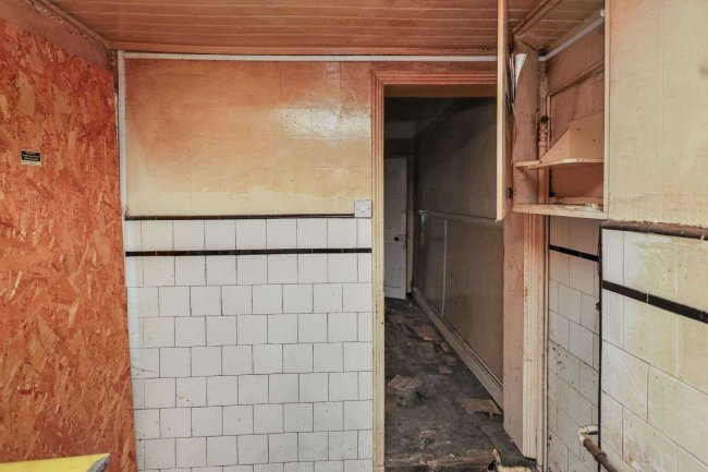 6 Tramway Avenue, Edmonton, N9 8PE 4