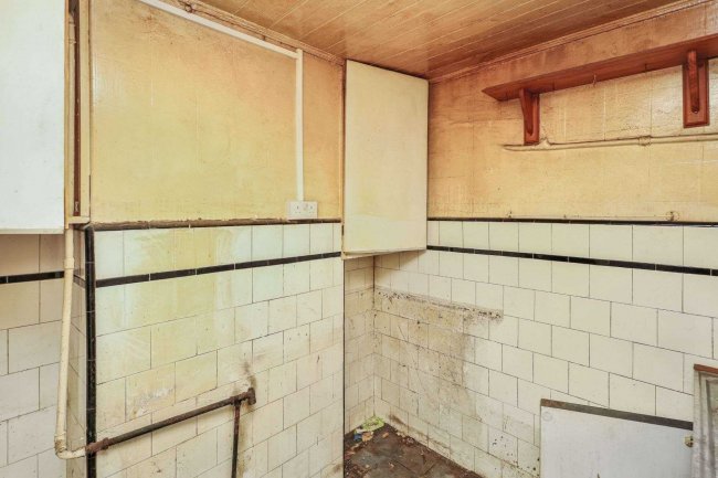 6 Tramway Avenue, Edmonton, N9 8PE 4