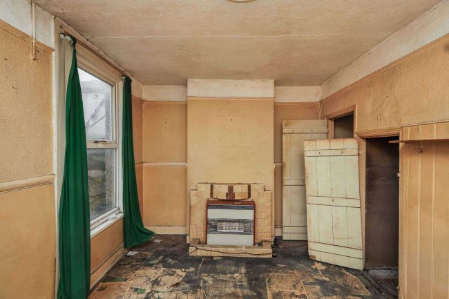 6 Tramway Avenue, Edmonton, N9 8PE 4