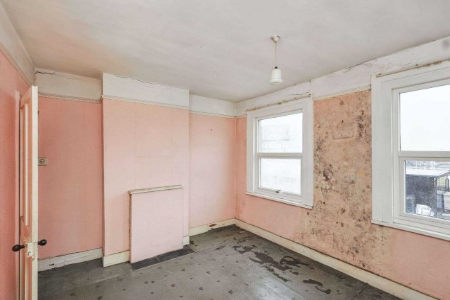 6 Tramway Avenue, Edmonton, N9 8PE 4