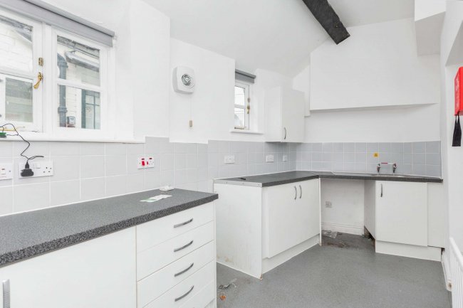 107 High Street, Witney, Oxfordshire, OX28 6HY 5