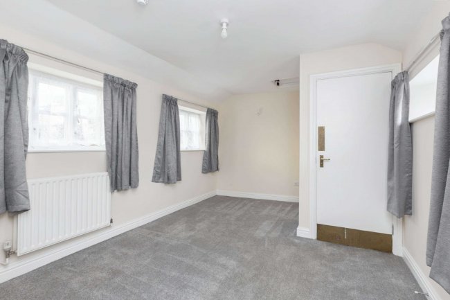 107 High Street, Witney, Oxfordshire, OX28 6HY 5