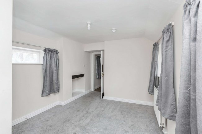 107 High Street, Witney, Oxfordshire, OX28 6HY 5