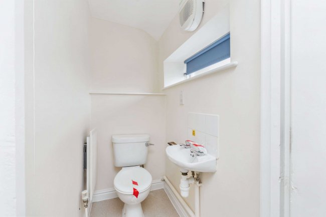 107 High Street, Witney, Oxfordshire, OX28 6HY 5