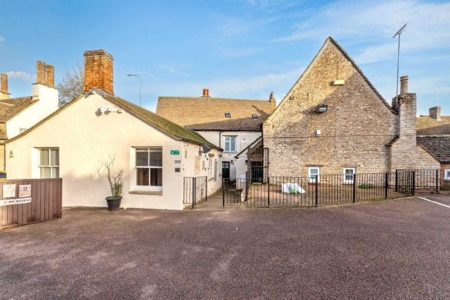 107 High Street, Witney, Oxfordshire, OX28 6HY 5