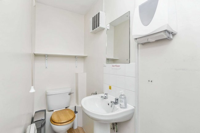 107 High Street, Witney, Oxfordshire, OX28 6HY 5