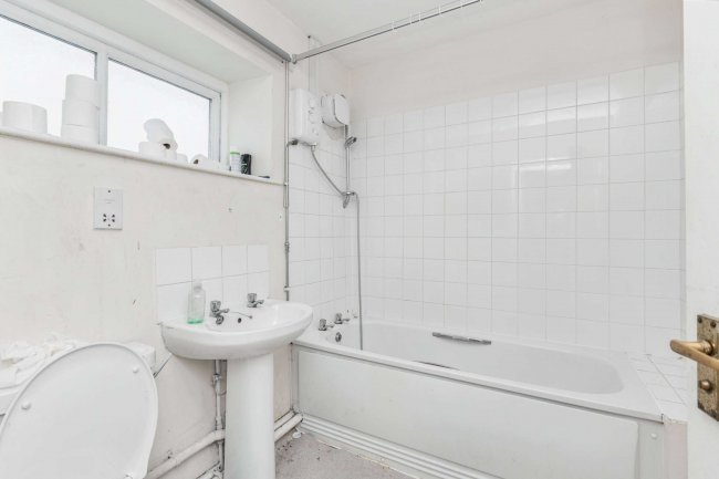 107 High Street, Witney, Oxfordshire, OX28 6HY 5