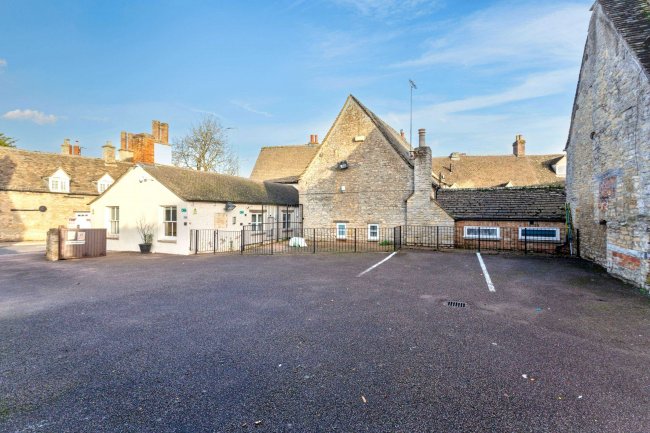 107 High Street, Witney, Oxfordshire, OX28 6HY 5