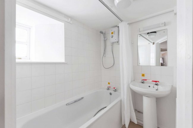 107 High Street, Witney, Oxfordshire, OX28 6HY 5