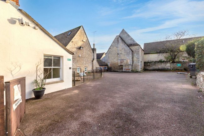 107 High Street, Witney, Oxfordshire, OX28 6HY 5