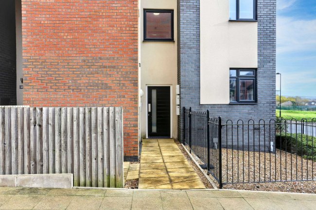 6 Paris Court, Stoke-on-Trent, Staffordshire, ST1 3GJ 4