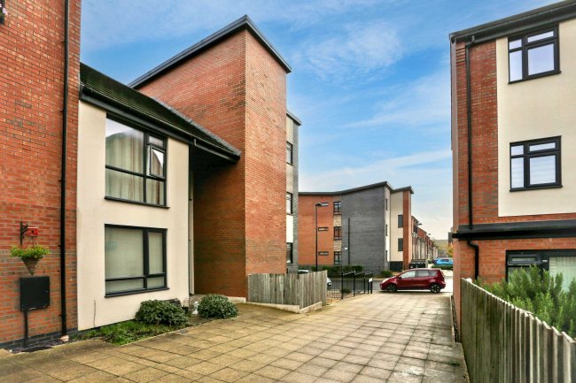 6 Paris Court, Stoke-on-Trent, Staffordshire, ST1 3GJ 4