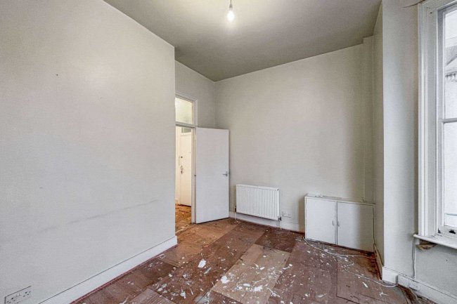 4B Askew Road, London W12 9BH 10