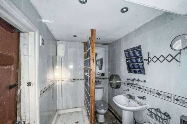 Upper and Lower Flat, 20 Fernham Road, Thornton Heath CR7 8JD 9