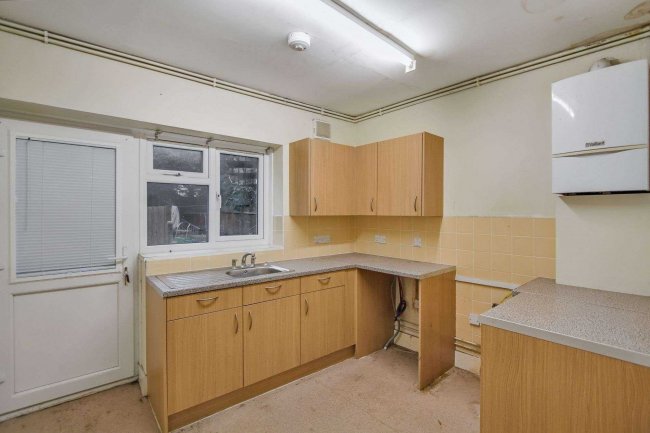 Flat A, 42 Rathcoole Gardens, Hornsey, London, N8 9NB 36