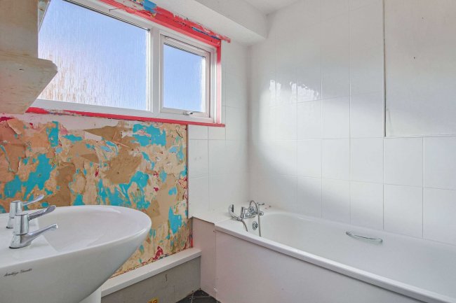 242 Pilgrims Way, Andover, SP10 5HU 6