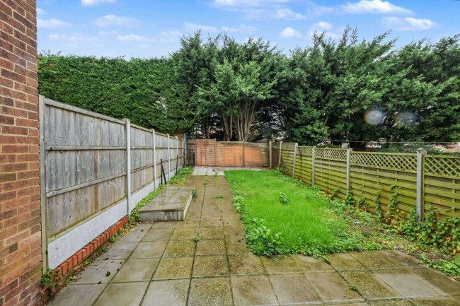 60 Madells, Epping, Essex CM16 4NW 8