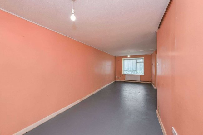 60 Madells, Epping, Essex CM16 4NW 8