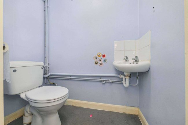 60 Madells, Epping, Essex CM16 4NW 8