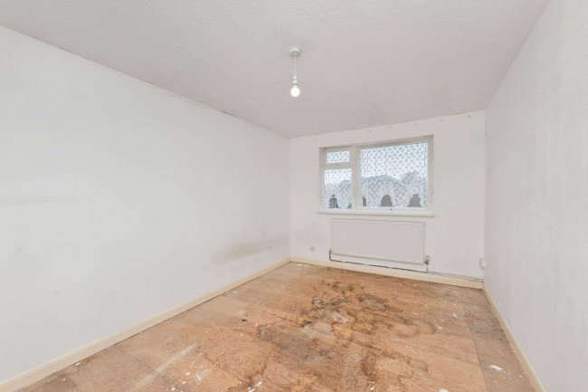 60 Madells, Epping, Essex CM16 4NW 8