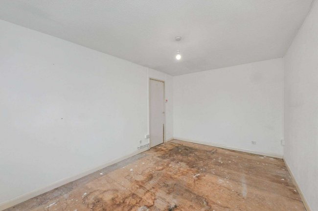 60 Madells, Epping, Essex CM16 4NW 8