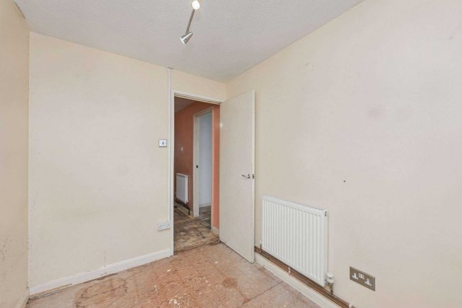 60 Madells, Epping, Essex CM16 4NW 8