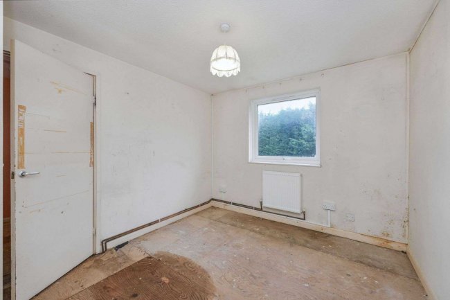 60 Madells, Epping, Essex CM16 4NW 8