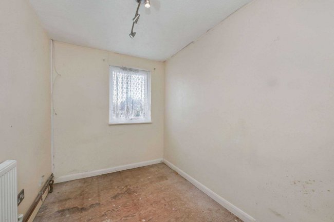 60 Madells, Epping, Essex CM16 4NW 8