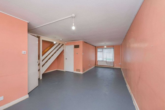 60 Madells, Epping, Essex CM16 4NW 8