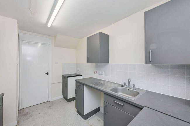 60 Madells, Epping, Essex CM16 4NW 8