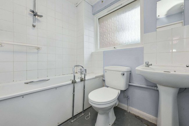 60 Madells, Epping, Essex CM16 4NW 8