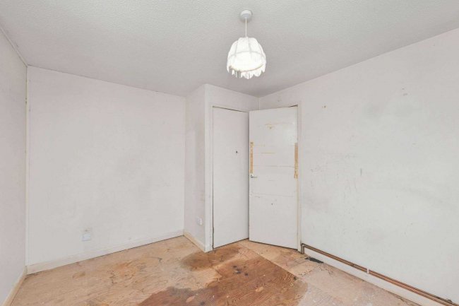 60 Madells, Epping, Essex CM16 4NW 8