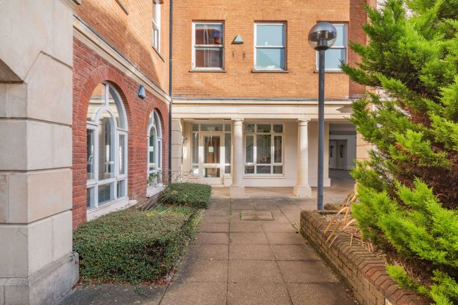 Oxford Square, Oxford Street, Newbury, RG14 1JG 4