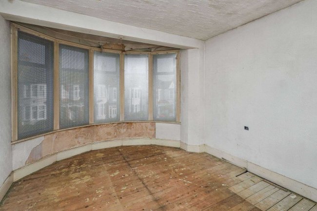 11 The Rise, Palmers Green, London N13 5LF 4