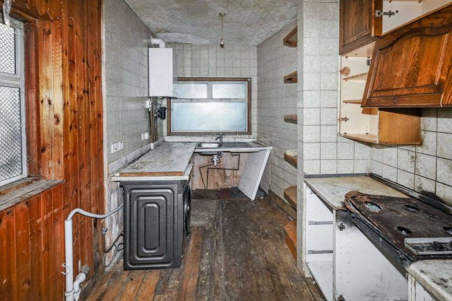 11 The Rise, Palmers Green, London N13 5LF 4