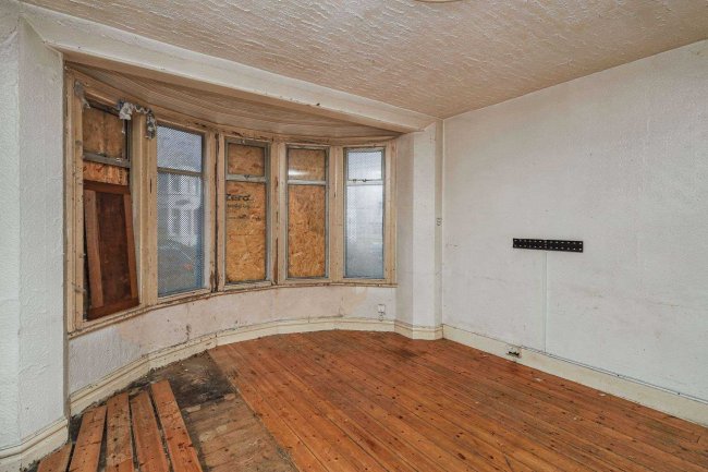 11 The Rise, Palmers Green, London N13 5LF 4