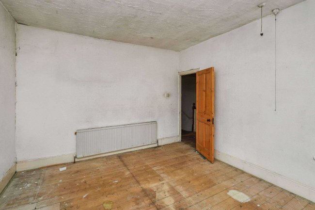 11 The Rise, Palmers Green, London N13 5LF 4