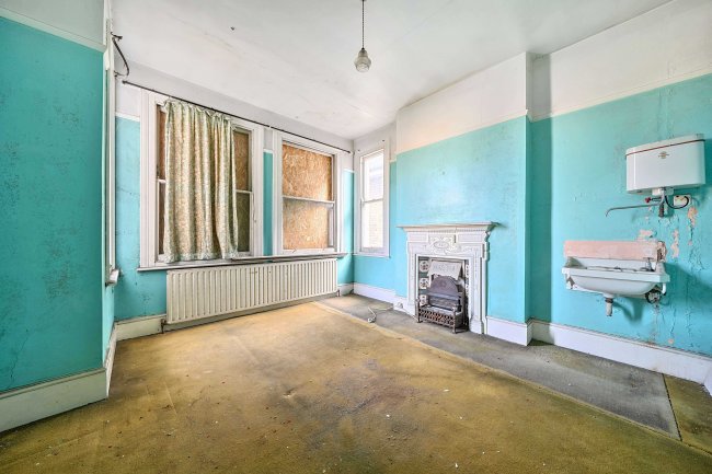 79 Bromley Road, Catford, London, SE6 2UF 8