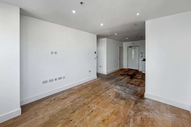 Flat 92 Green Dragon House, 64-70 High Street, Croydon, CR0 1FT 1