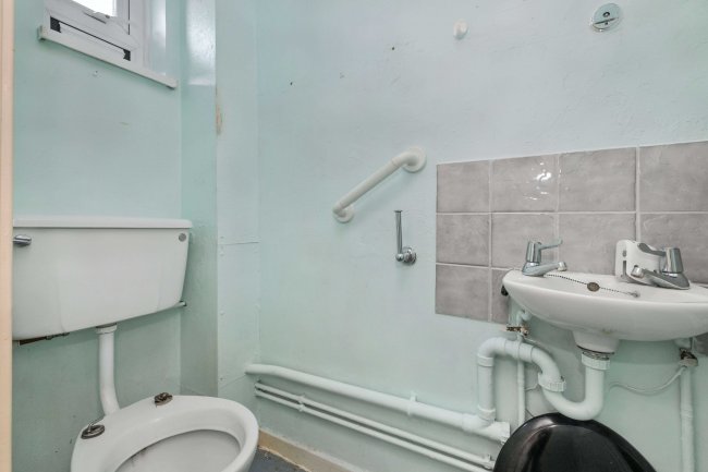 25 Kingston Close, Huntingdon, Cambridgeshire PE29 7LE 2