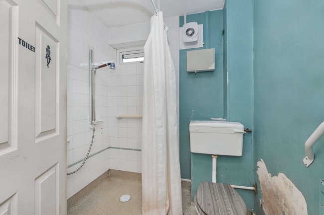 25 Kingston Close, Huntingdon, Cambridgeshire PE29 7LE 2