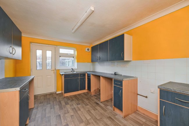 25 Kingston Close, Huntingdon, Cambridgeshire PE29 7LE 2