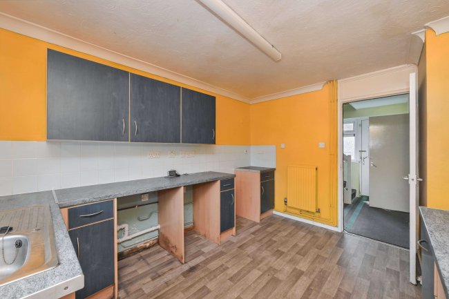 25 Kingston Close, Huntingdon, Cambridgeshire PE29 7LE 2