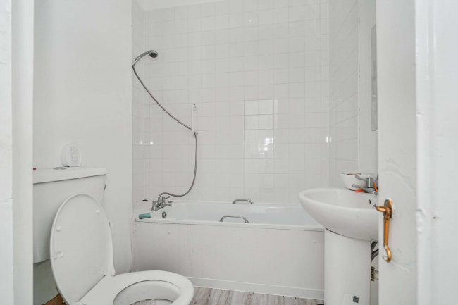 Flat B, 4 Leamington Road, Blackburn, Lancashire, BB2 6ER 5