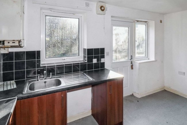 4 Hebble Brook Close, Mixenden, Halifax, HX2 8UJ 10