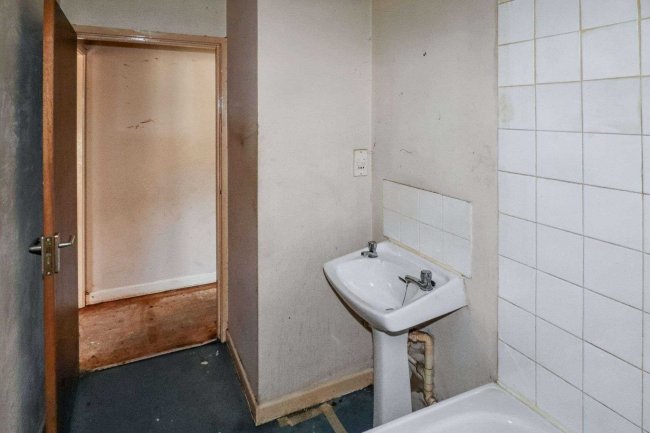 4 Hebble Brook Close, Mixenden, Halifax, HX2 8UJ 10