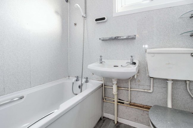 14 Heddon Walk, Hawkshead, Bradford, West Yorkshire, BD5 0TE 2